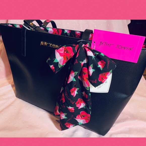 Betsey Johnson Handbags - ❤️‍🔥Gorgeous Betsey Johnson Large tote w/removable pouch inside. 💝